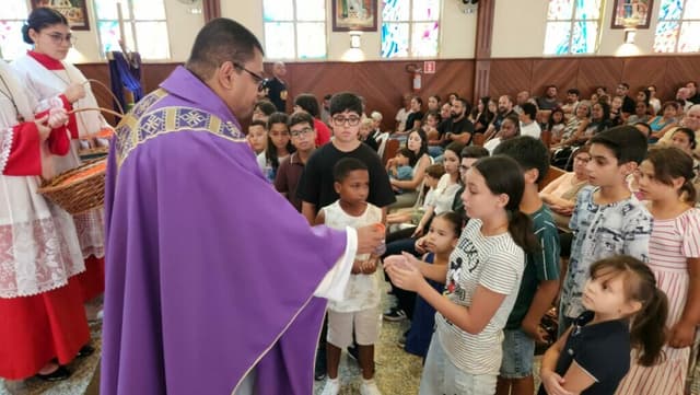 FIÉIS PARTICIPAM DA MISSA DE QUARTA-FEIRA DE CINZAS AO MEIO-DIA