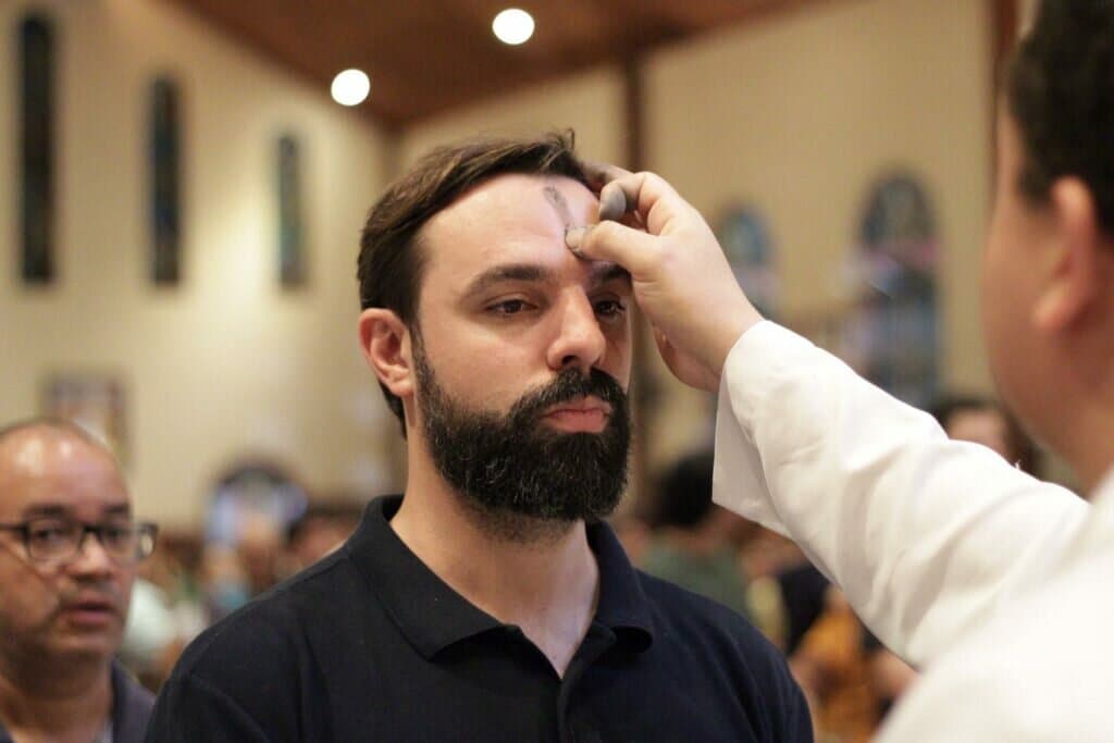 CENTENAS DE FIÉIS PARTICIPARAM, ÀS 19H30, DA MISSA DE QUARTA-FEIRA DE CINZAS