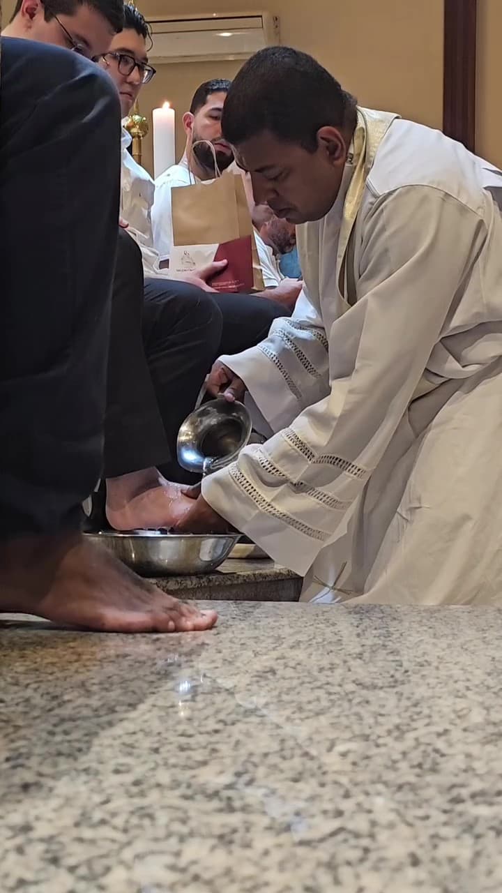 INÍCIO DO TRÍDUO PASCAL: INSTITUIÇÃO DA EUCARISTIA E LAVA-PÉS