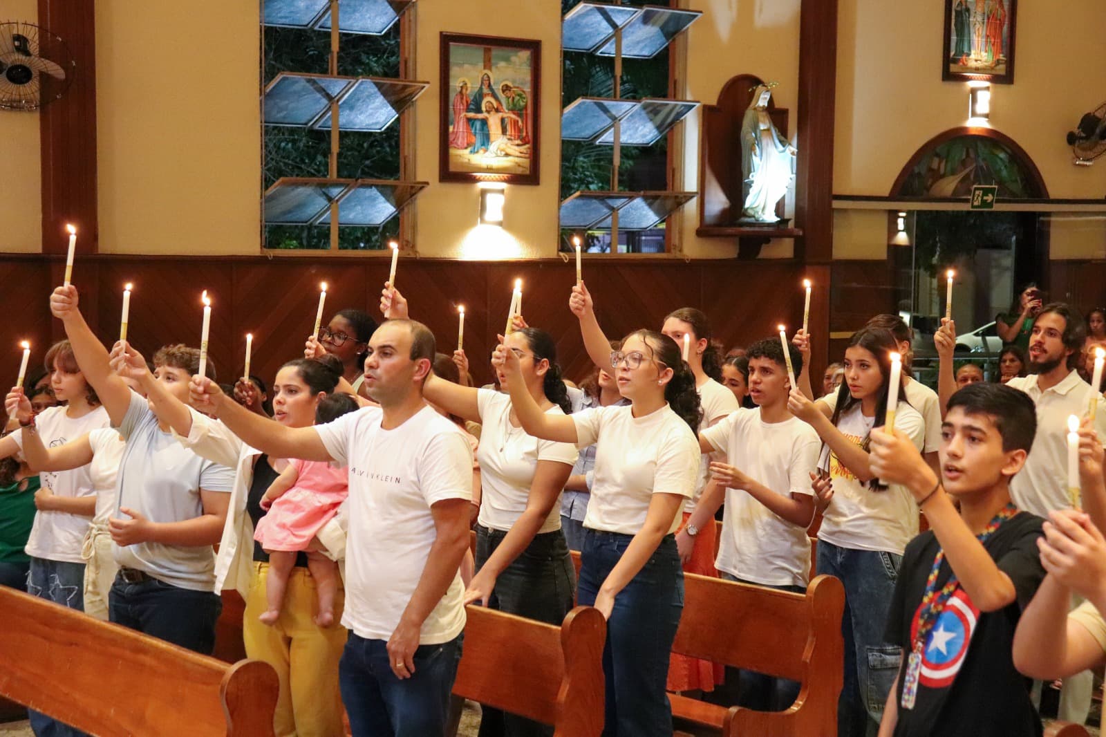 CATEQUIZANDOS REALIZAM RITO DE RENOVAÇÃO DAS PROMESSAS BATISMAIS