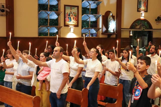 CATEQUIZANDOS REALIZAM RITO DE RENOVAÇÃO DAS PROMESSAS BATISMAIS