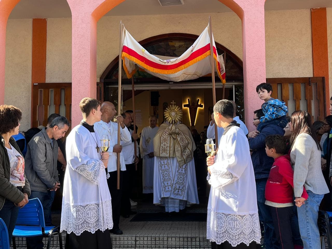 CENTENAS DE FIÉIS NA SOLENIDADE DE CORPUS CHRISTI