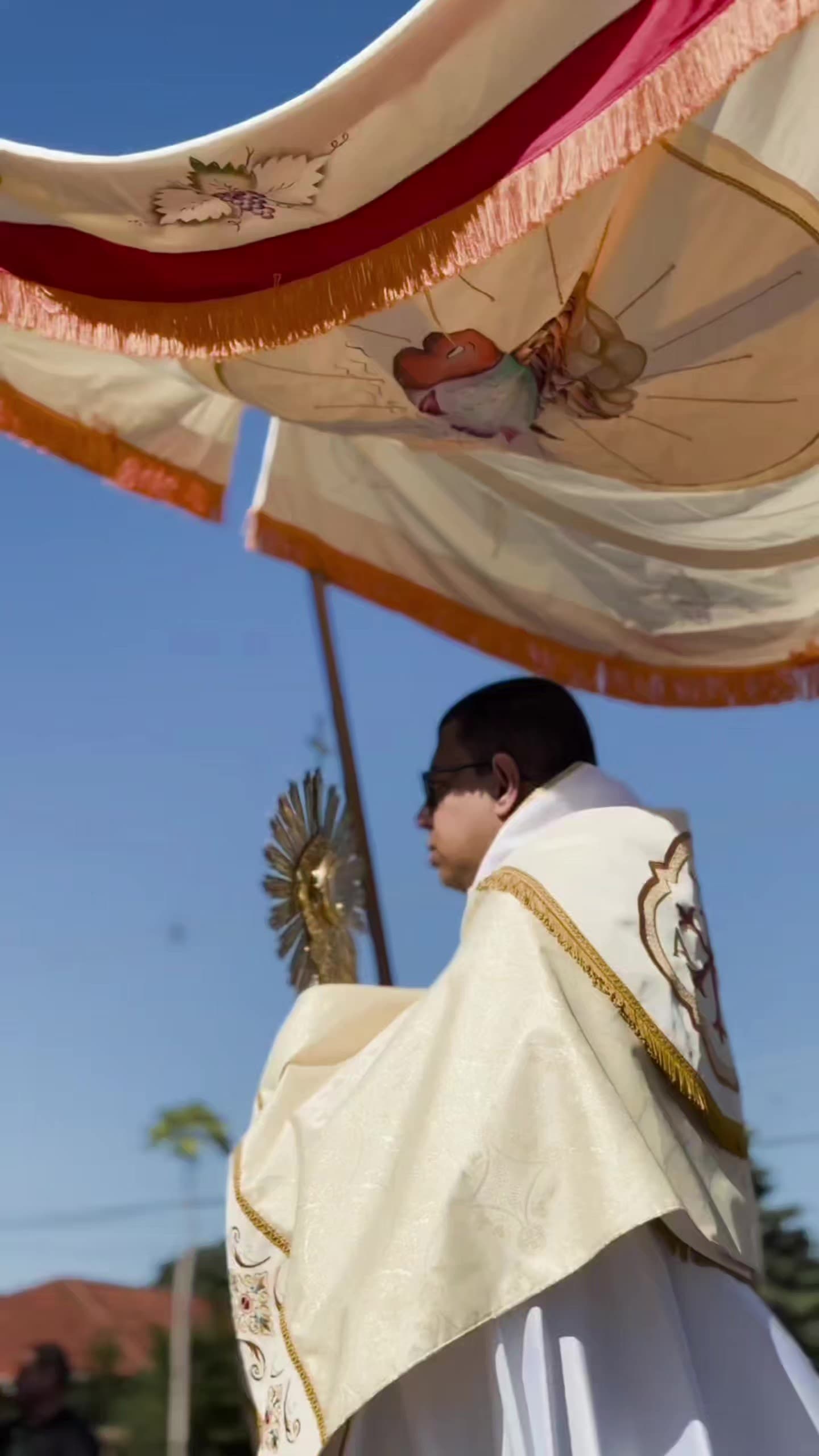 CENTENAS DE FIEIS NA SOLENIDADE DE CORPUS CHRISTI